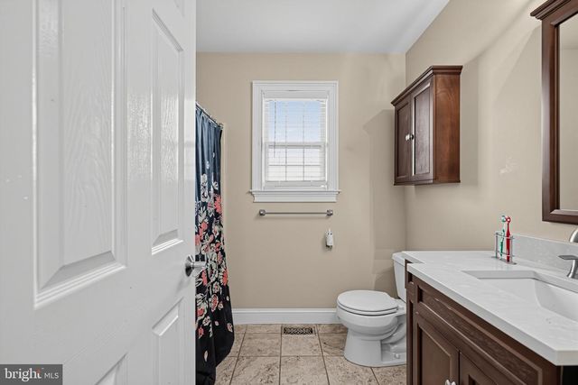2 LONDON RD, Burlington, NJ 08016