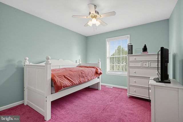2 LONDON RD, Burlington, NJ 08016