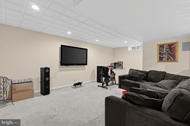 2 LONDON RD, Burlington, NJ 08016