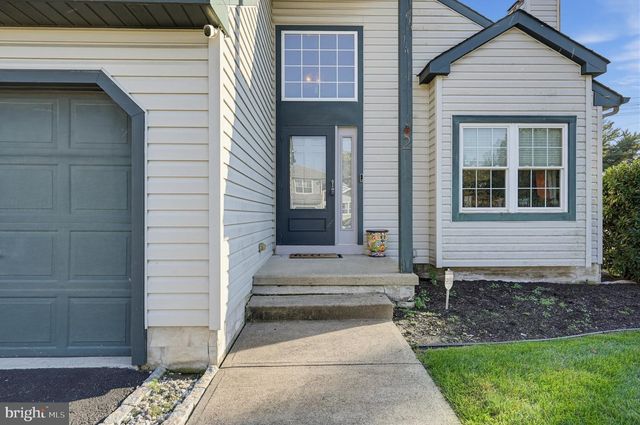 2 LONDON RD, Burlington, NJ 08016