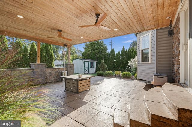 2 LONDON RD, Burlington, NJ 08016