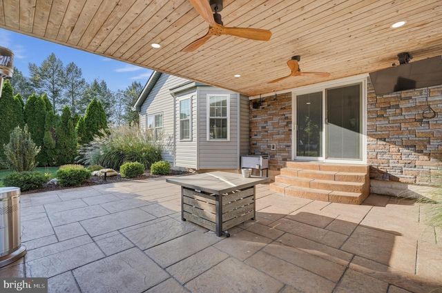 2 LONDON RD, Burlington, NJ 08016