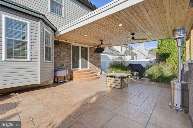 2 LONDON RD, Burlington, NJ 08016