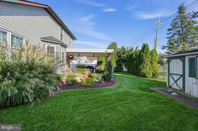 2 LONDON RD, Burlington, NJ 08016