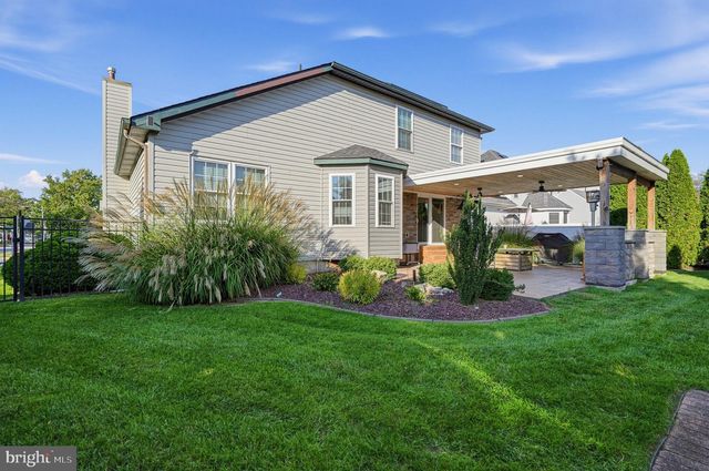 2 LONDON RD, Burlington, NJ 08016