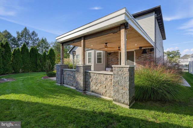 2 LONDON RD, Burlington, NJ 08016