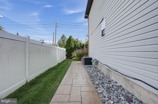 2 LONDON RD, Burlington, NJ 08016