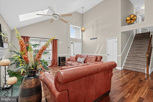 2 LONDON RD, Burlington, NJ 08016