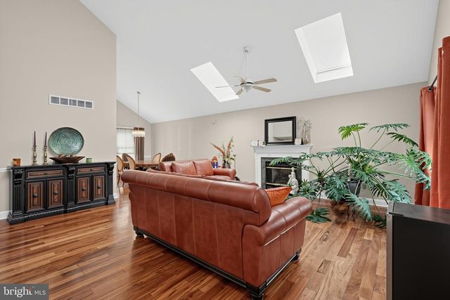 2 LONDON RD, Burlington, NJ 08016