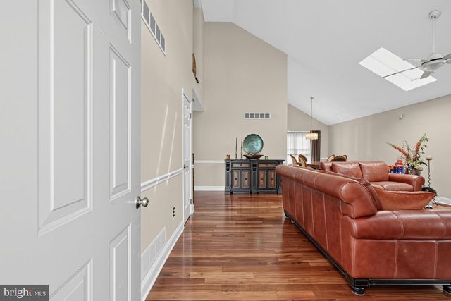 2 LONDON RD, Burlington, NJ 08016
