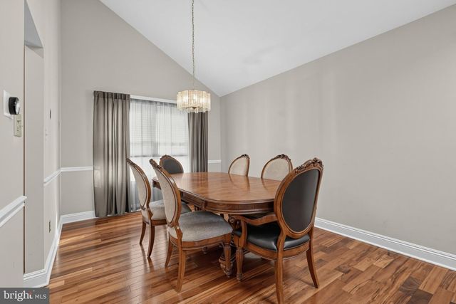 2 LONDON RD, Burlington, NJ 08016