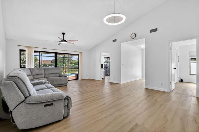 293 SW 28th Avenue, Delray Beach, FL 33445