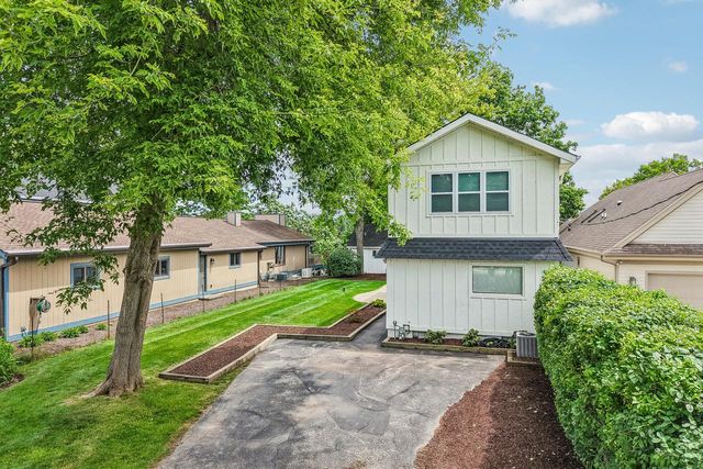 W351N5464 Lake DRIVE, Oconomowoc, WI 53066
