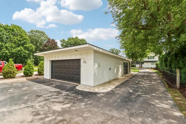 W351N5464 Lake DRIVE, Oconomowoc, WI 53066