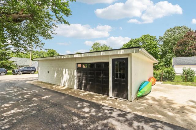 W351N5464 Lake DRIVE, Oconomowoc, WI 53066