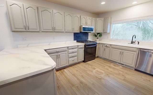 W351N5464 Lake DRIVE, Oconomowoc, WI 53066