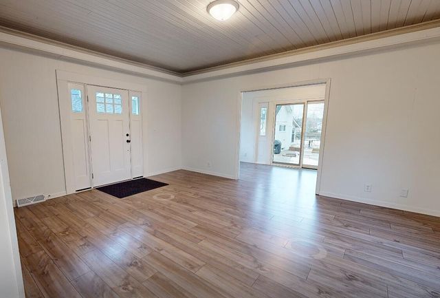 W351N5464 Lake DRIVE, Oconomowoc, WI 53066