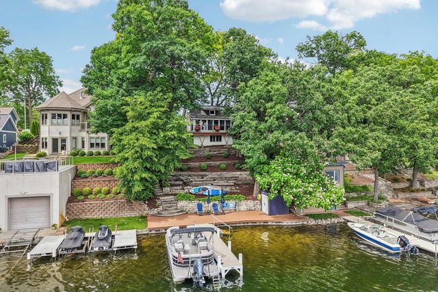 W351N5464 Lake DRIVE, Oconomowoc, WI 53066