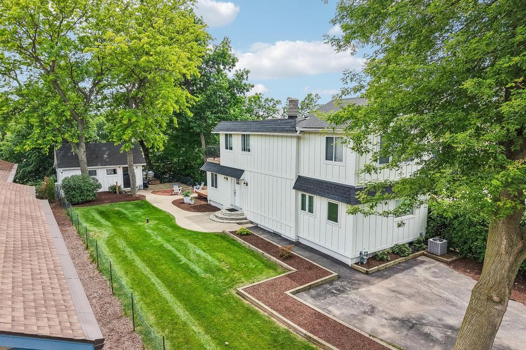 W351N5464 Lake DRIVE, Oconomowoc, WI 53066