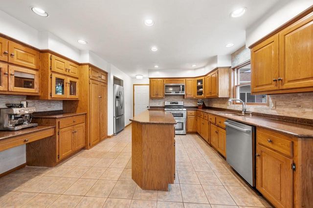 1968 EMERALD DRIVE, Green Bay, WI 54311