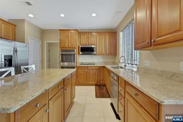 81 Lafayette Circle, Totowa, NJ 07512