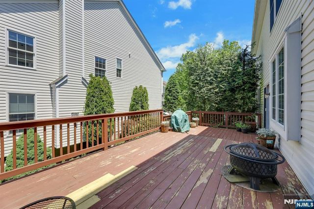 81 Lafayette Circle, Totowa, NJ 07512