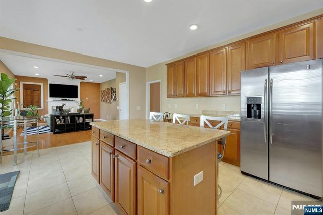 81 Lafayette Circle, Totowa, NJ 07512