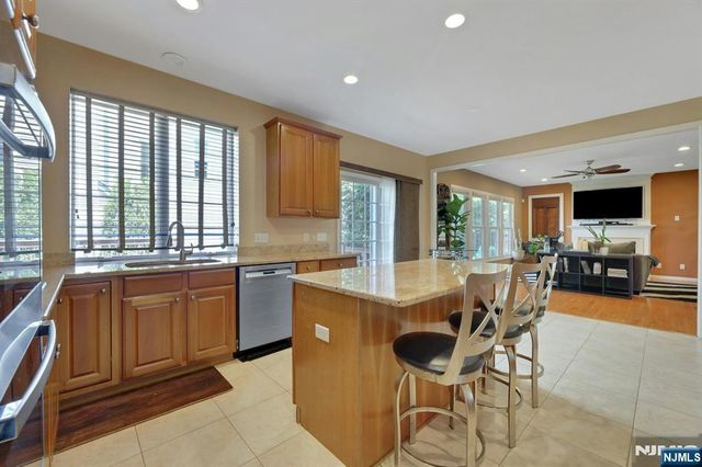 81 Lafayette Circle, Totowa, NJ 07512