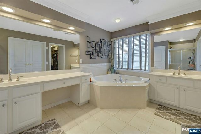 81 Lafayette Circle, Totowa, NJ 07512