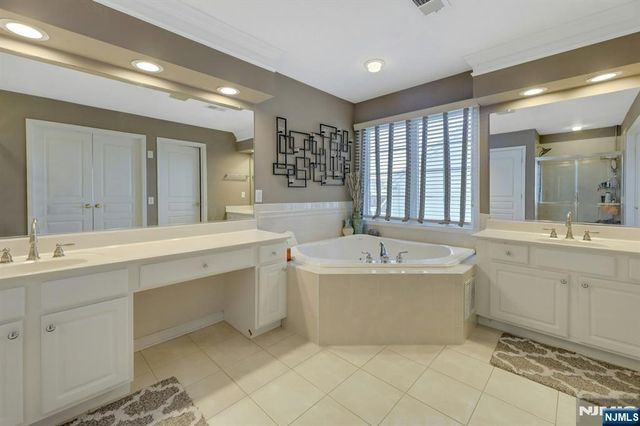 81 Lafayette Circle, Totowa, NJ 07512