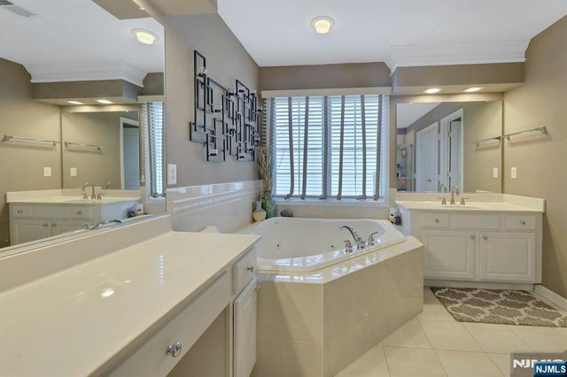 81 Lafayette Circle, Totowa, NJ 07512