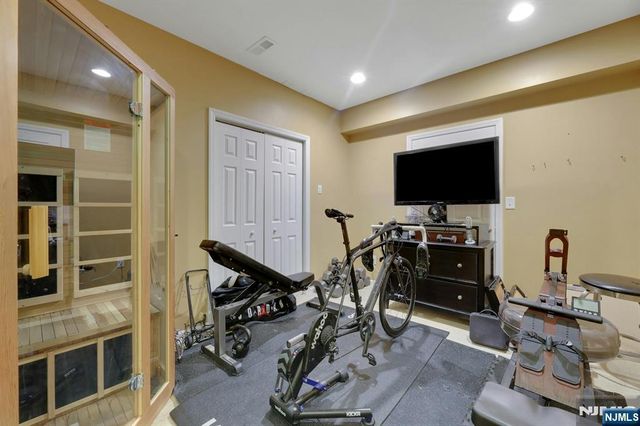 81 Lafayette Circle, Totowa, NJ 07512