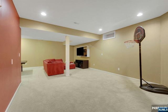 81 Lafayette Circle, Totowa, NJ 07512