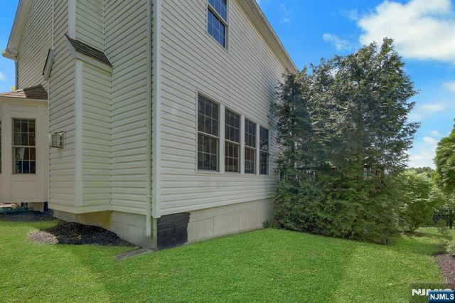 81 Lafayette Circle, Totowa, NJ 07512