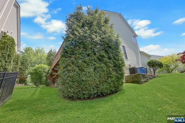 81 Lafayette Circle, Totowa, NJ 07512