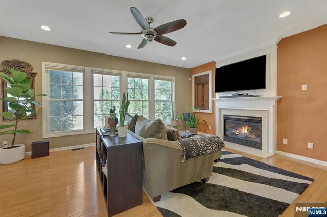 81 Lafayette Circle, Totowa, NJ 07512