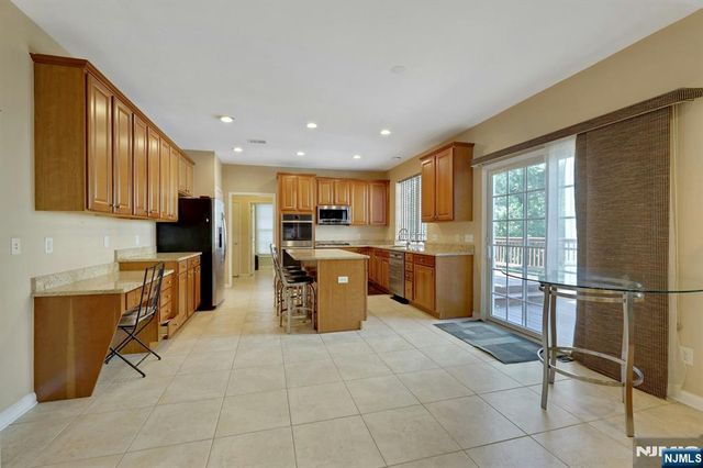 81 Lafayette Circle, Totowa, NJ 07512