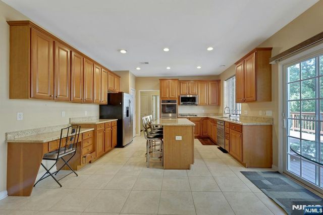 81 Lafayette Circle, Totowa, NJ 07512