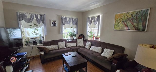 184 Gladstone 3, Boston, MA 02128