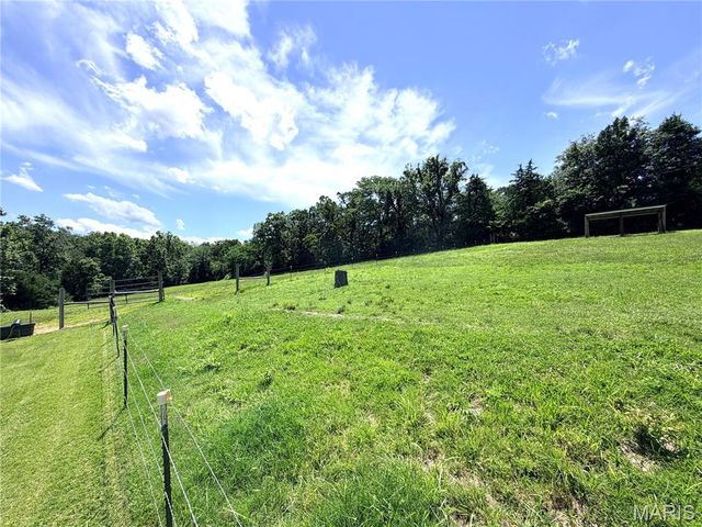 1086 Mill Hill Road, St Clair, MO 63077