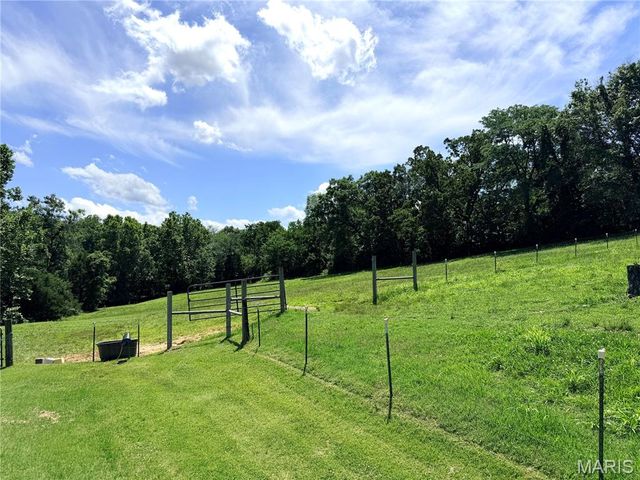 1086 Mill Hill Road, St Clair, MO 63077