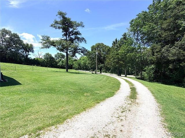 1086 Mill Hill Road, St Clair, MO 63077