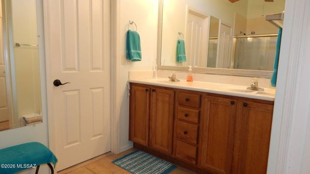 1847 E Desert Lark Pass, Green Valley, AZ 85614