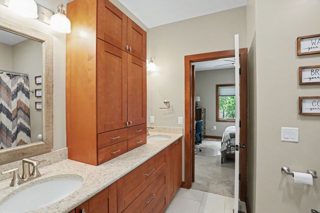 4975 Andrews Place, Pleasant Hill, IA 50327