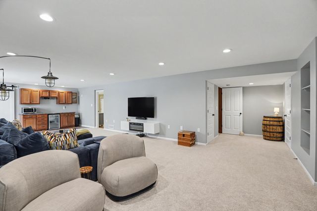 4975 Andrews Place, Pleasant Hill, IA 50327