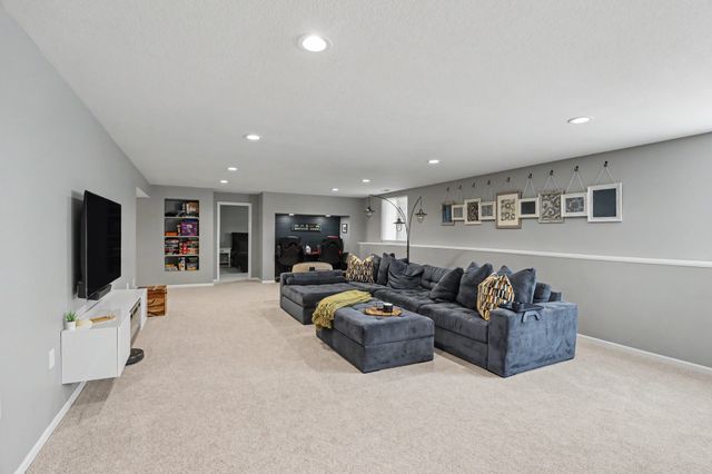 4975 Andrews Place, Pleasant Hill, IA 50327