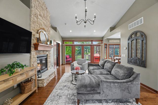 4975 Andrews Place, Pleasant Hill, IA 50327