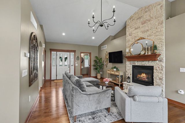4975 Andrews Place, Pleasant Hill, IA 50327
