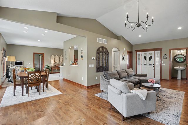 4975 Andrews Place, Pleasant Hill, IA 50327