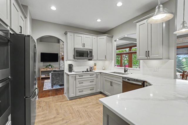 4975 Andrews Place, Pleasant Hill, IA 50327